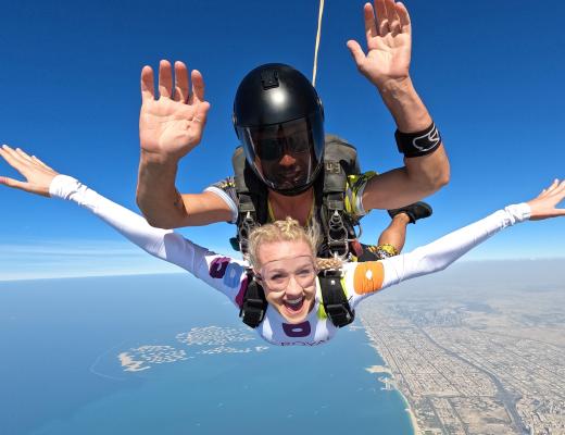 Supporter skydiving